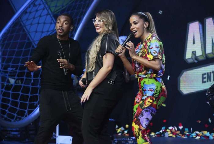À esq., Anitta entre Jojo Todynho, Marília Mendonça, Nego do Borel e Victor Sarro. Depois, nos bastidores do programa no Multishow. No alto, a artista com o marido, Thiago Magalhães. 
Ao lado, com Wesley Safadão - Guto Costa/Divulgação Multishow