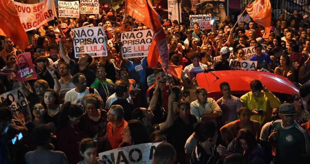 Partid�rios de Lula se re�nem em frente ao Sindicato dos Metal�rgicos do ABC, ap�s a ordem de pris�o