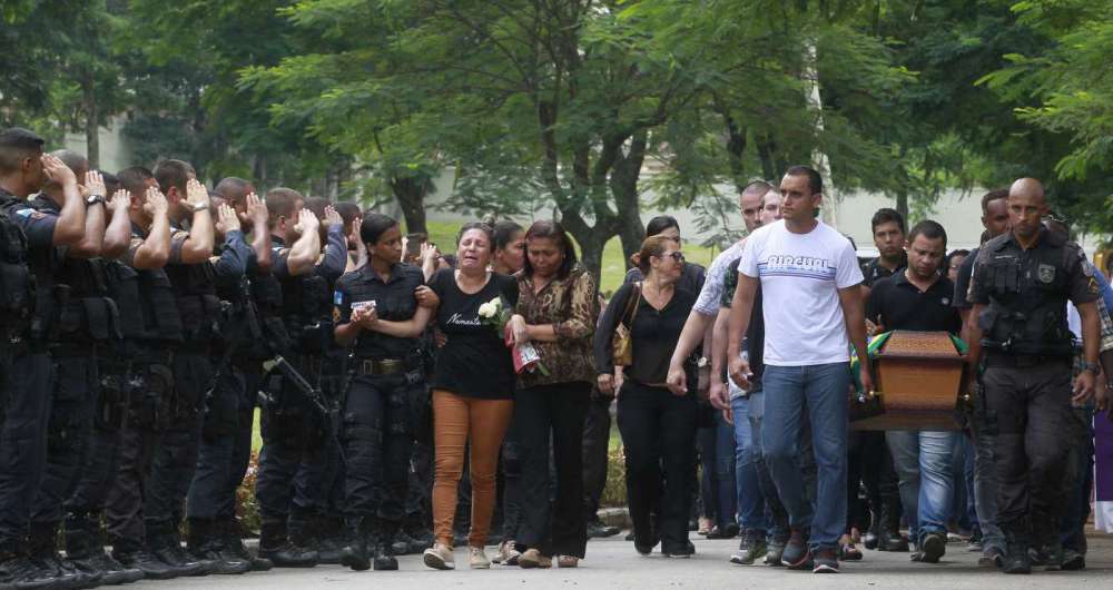 Lutercio Galiza de Souza Filho, assassinado a tiros em Queimados,  enterrado em Sulacap, na quinta-feira. Foi o 32 policial morto em 2018 