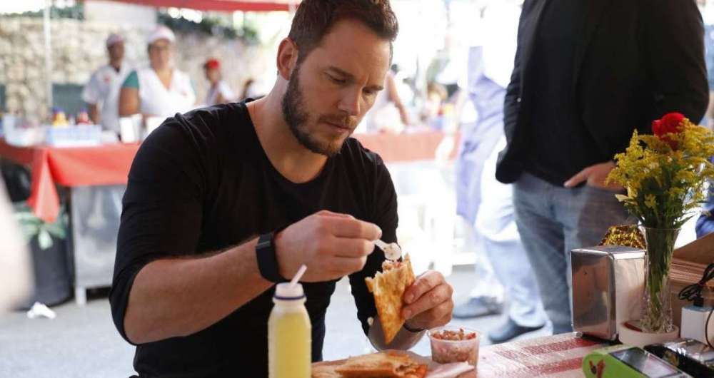 Chris Pratt come pastel de feira e bebe caldo de cana