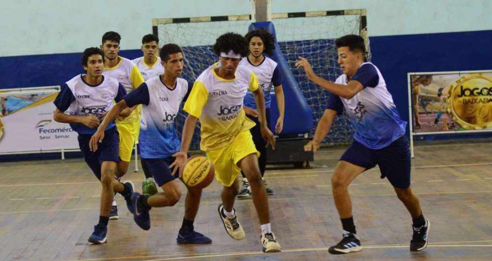 Jader Zidane (Mesquita) conduz a bola na final contra Caxias, em 2017. Hoje ele joga no Jequi� Iate Clube