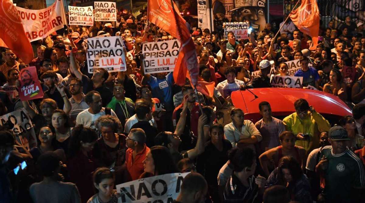 Partidários de Lula se reúnem em frente ao Sindicato dos Metalúrgicos do ABC, após a ordem de prisão -  AFP
