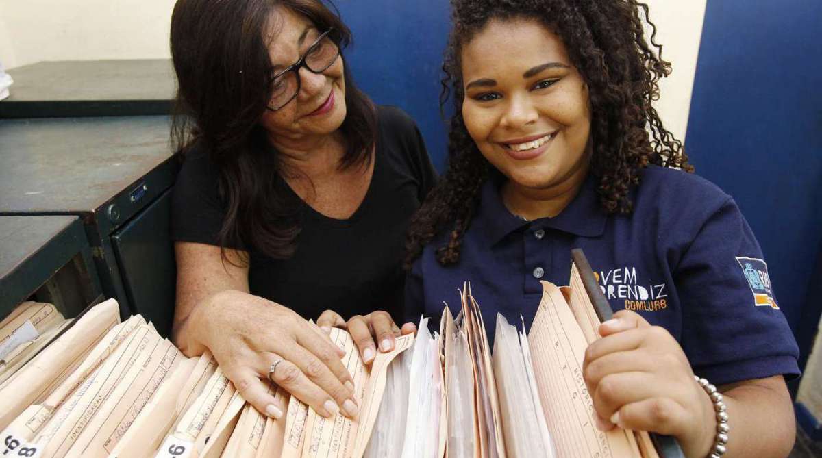 2018-04-05 - Dominical / Matéria especial - Justiça cria cadastro para jovens aprendizes para atender empresas. Na imagem, a jovem aprendiz Marcela Scharra, que atua na Comlurb de Irajá, recebe orientações profissionais de Maria Luiza da Silva Barbosa, sua colega de trabalho..Foto de Alexandre Brum / Agência O Dia - CIDADE MERCADO TRABALHO POLITICA DESENVOLVIMENTO PROJETO JOVEM APRENDIZ ADOLESCÊNCIA PROFISSÃO