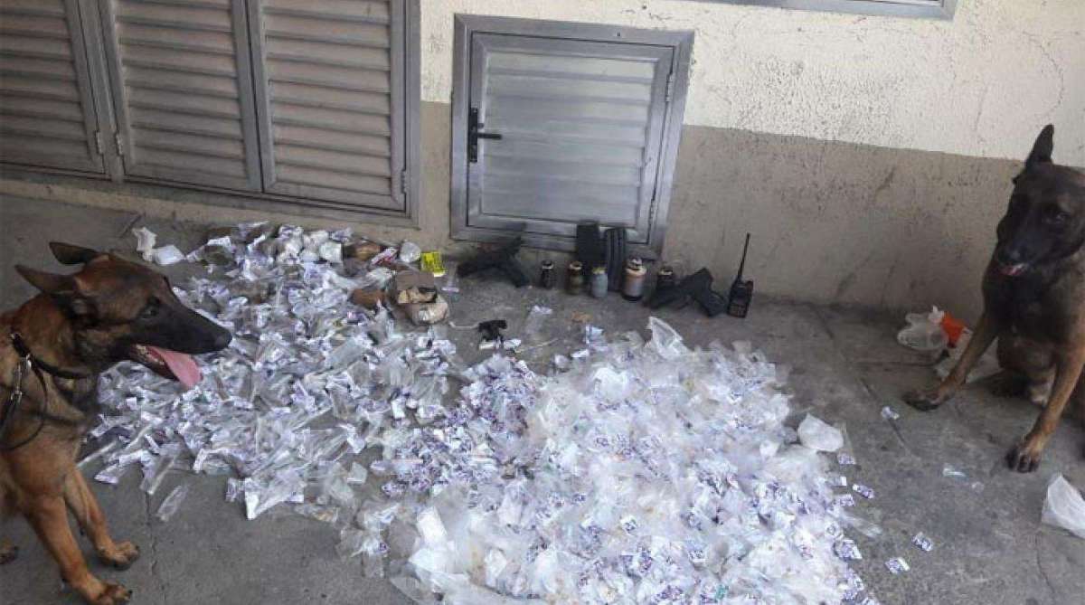 Policiais apreenderam drogas na Barreira do Vasco - Divulgação