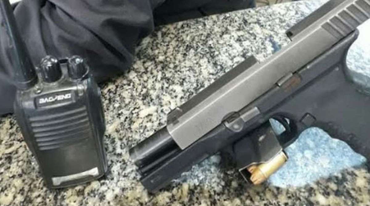 Com o suspeito foram apreendidos um radiotransmissor, um celular e uma pistola - Divulgação