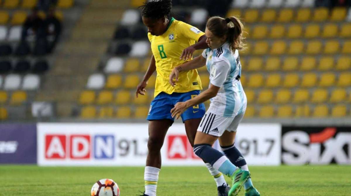 Formiga encara a marcação de uma defensora da Argentina - Divulgação