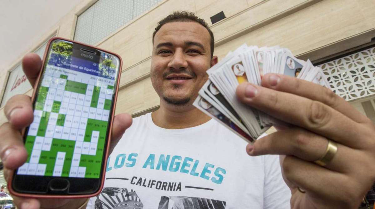 ESPECIAL - Com a tecnologia atual, os pontos de encontros de colecionadores marcados pela internet e as trocas de informações pelas redes sociais, deixaram as coisas mais fáceis para que eles completem seus álbuns. Hoje, em poucas semanas, já completam as figurinhas, ao contrário de antigamente, que levavam meses e meses. Feira de trocas na Uruguaiana. Celso Oliveira, 30 anos Tel ( 975827550 ), Rj, 05 de abril..