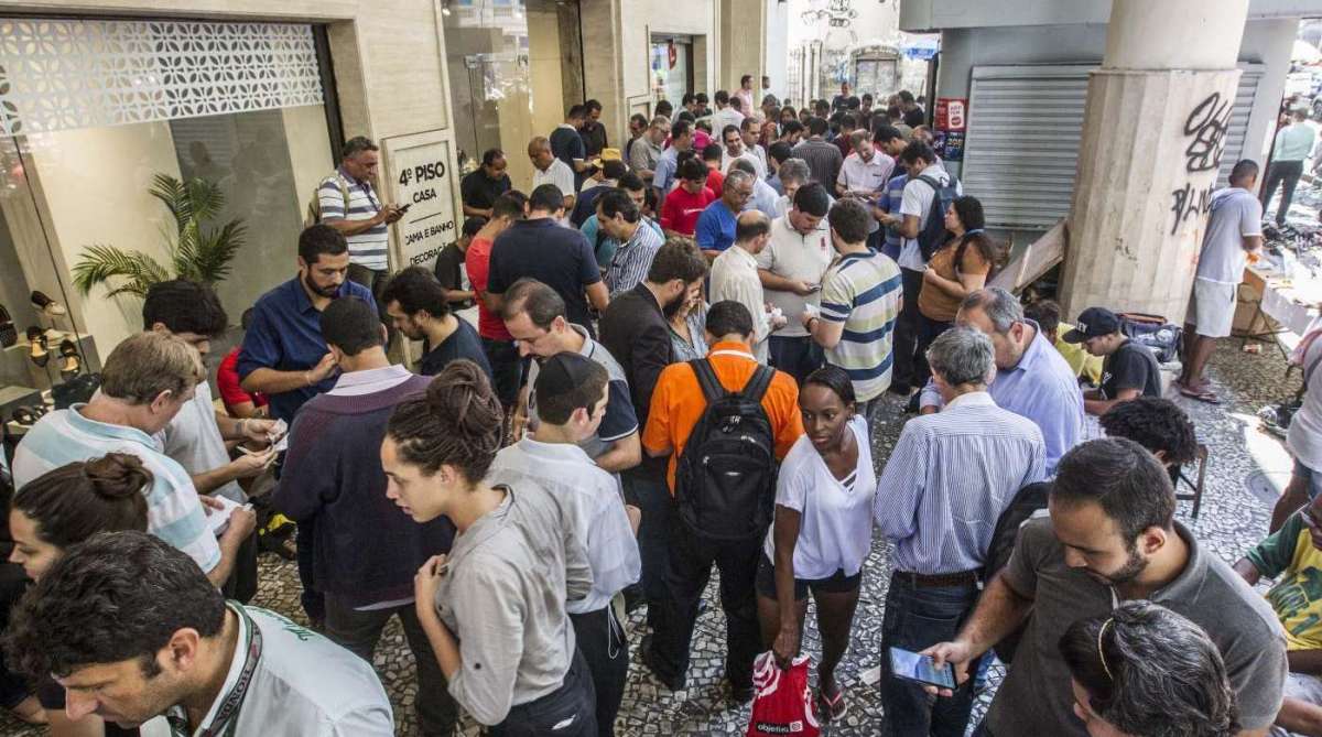 ESPECIAL - Com a tecnologia atual, os pontos de encontros de colecionadores marcados pela internet e as trocas de informações pelas redes sociais, deixaram as coisas mais fáceis para que eles completem seus álbuns. Hoje, em poucas semanas, já completam as figurinhas, ao contrário de antigamente, que levavam meses e meses. Feira de trocas na Uruguaiana. Celso Oliveira, 30 anos Tel ( 975827550 ), Rj, 05 de abril..