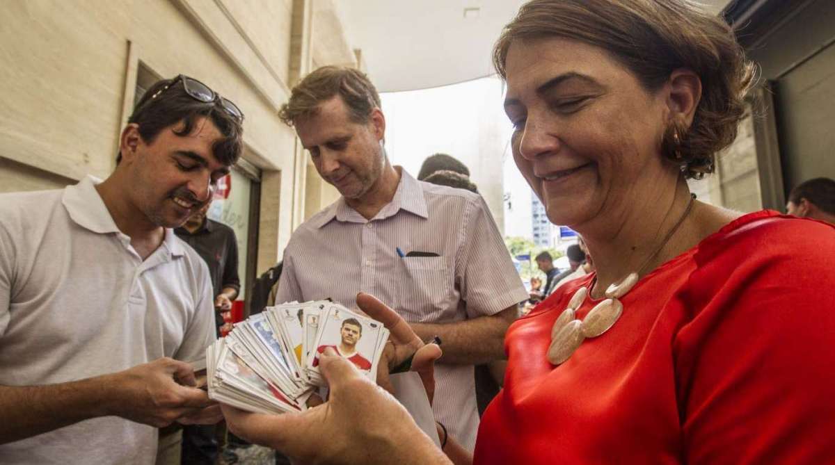 ESPECIAL - Com a tecnologia atual, os pontos de encontros de colecionadores marcados pela internet e as trocas de informações pelas redes sociais, deixaram as coisas mais fáceis para que eles completem seus álbuns. Hoje, em poucas semanas, já completam as figurinhas, ao contrário de antigamente, que levavam meses e meses. Feira de trocas na Uruguaiana. Celso Oliveira, 30 anos Tel ( 975827550 ), Rj, 05 de abril..