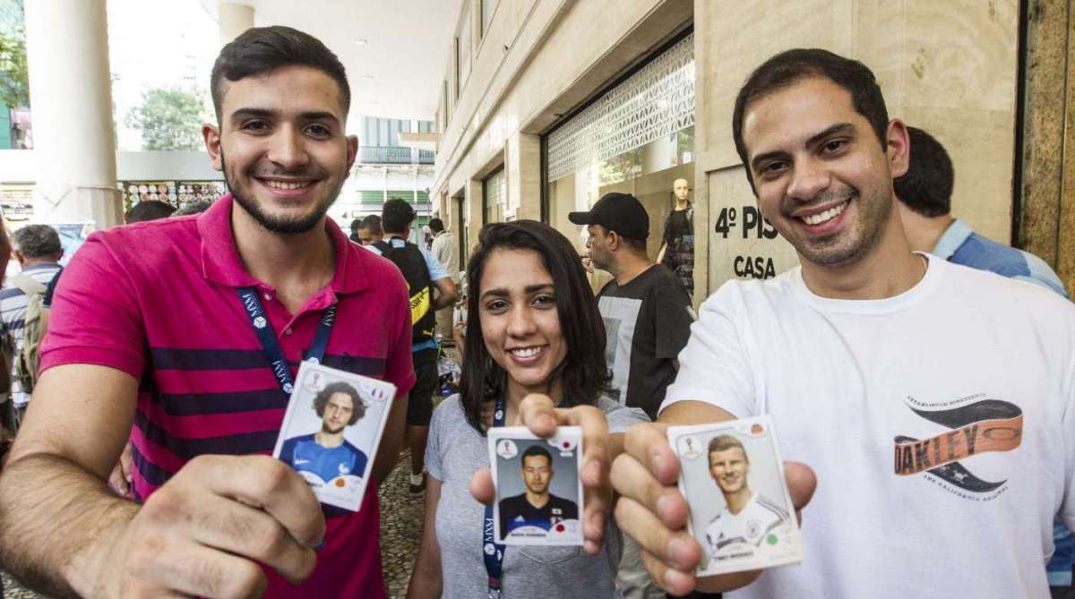 ESPECIAL - Com a tecnologia atual, os pontos de encontros de colecionadores marcados pela internet e as trocas de informações pelas redes sociais, deixaram as coisas mais fáceis para que eles completem seus álbuns. Hoje, em poucas semanas, já completam as figurinhas, ao contrário de antigamente, que levavam meses e meses. Feira de trocas na Uruguaiana. Celso Oliveira, 30 anos Tel ( 975827550 ), Rj, 05 de abril..