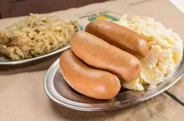 Incrível! Estudo indica que cada salsicha tira 36 minutos da vida das pessoas