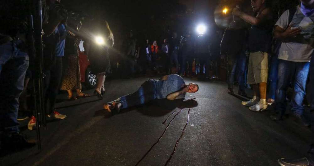 Manifestante contrário, Carlos Alberto Bettoni,  a Lula é ferido após bater com a cabeça em para-choque de caminhão