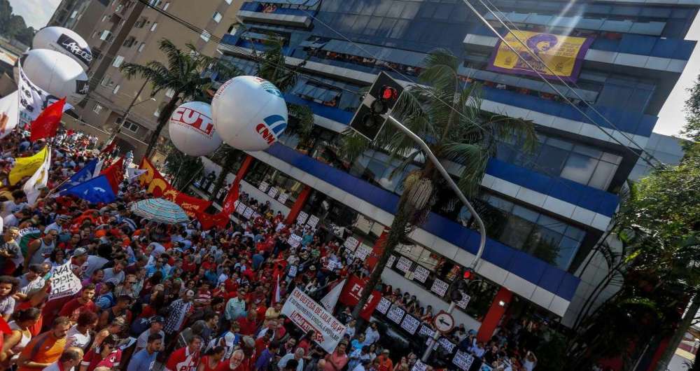 Manifestantes fazem vig�lia em frente � sede do Sindicato dos Metal�rgicos em S�o Bernardo do Campo, em S�o Paulo