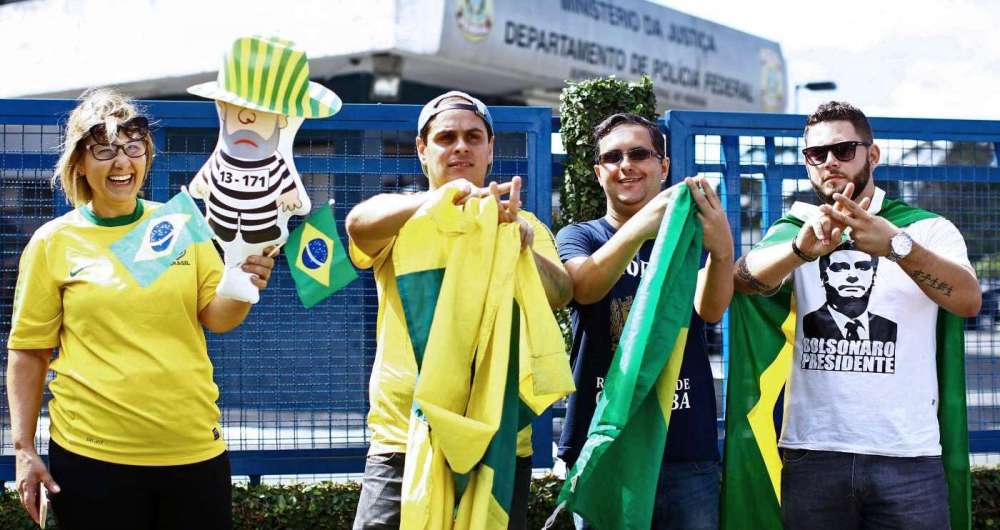 Manifestantes anti-Lula se concentram na Pol�cia Federal de Curitiba