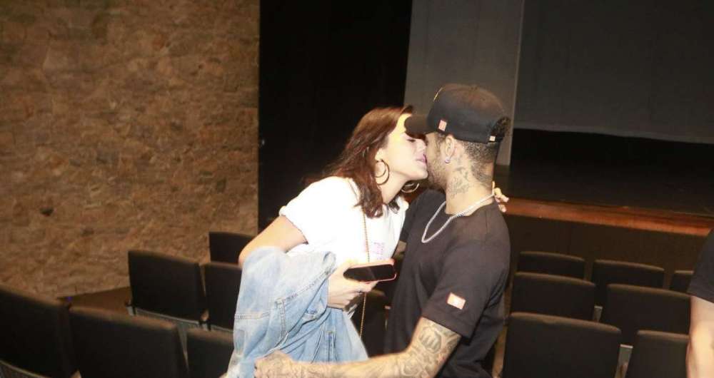 Neymar e Bruna Marquezine namoram no teatro