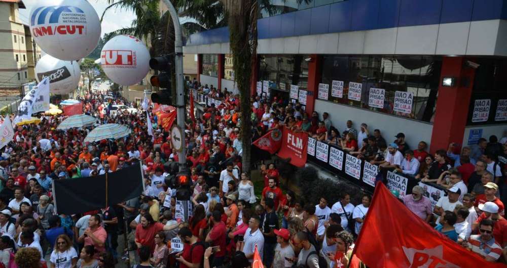 Em S�o Bernardo do Campo (SP), manifestantes se concentraram no Sindicato dos Metal�rgicos do ABC, onde Lula passou o dia. Petista permanecia l�  ontem � noite  