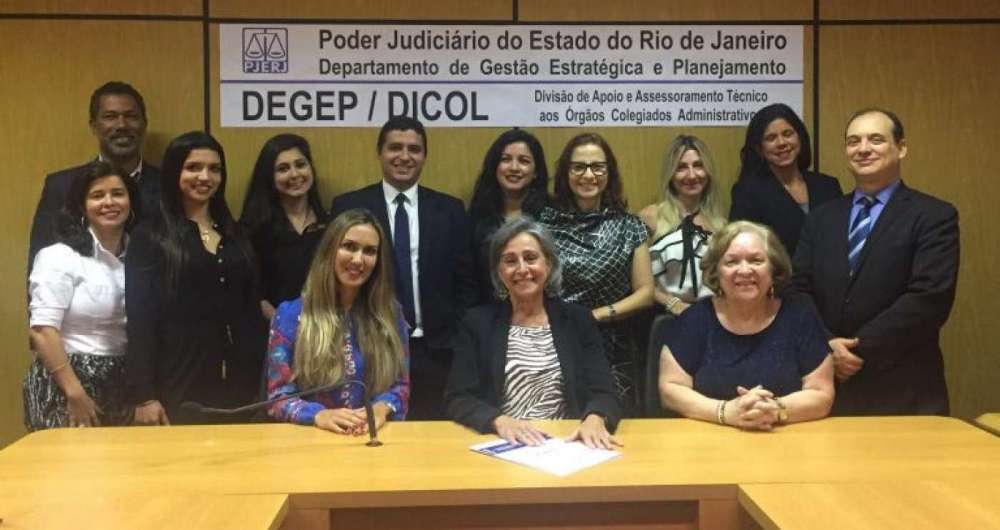 Membros do projeto 'Criando ju�zo', que ganhou men��o honrosa, em 2017, no 14� Pr�mio Innovare