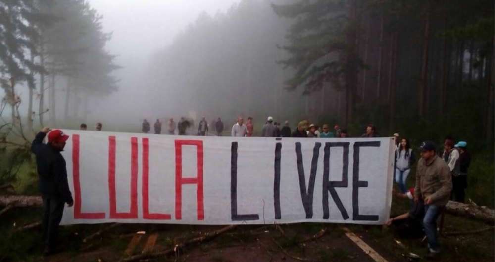 Militantes do Movimento dos Trabalhadores Rurais sem Terra fazem bloqueios em estrada no Paraná 