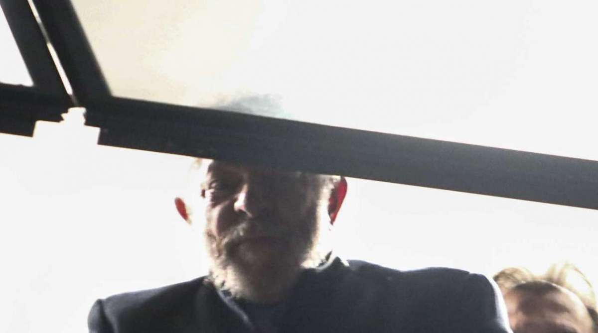 Ex-presidente Luiz Inácio Lula da Silva cumprimentou militância do Sindicato dos Metalúrgicos, em São Bernardo do Campo, em São Paulo, onde passou a noite.  - AFP/ Miguel Schincariol