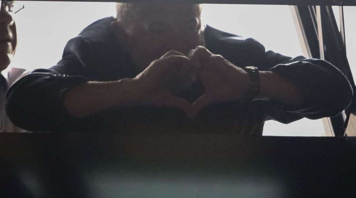Do segundo andar do Sindicato dos Metalúrgicos, Lula saudou simpatizantes que fazem vigília em frente ao local