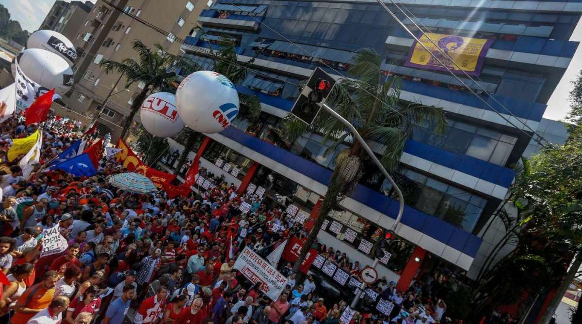 Manifestantes fazem vigília em frente à sede do Sindicato dos Metalúrgicos em São Bernardo do Campo, em São Paulo - Miguel Schincariol/ AFP