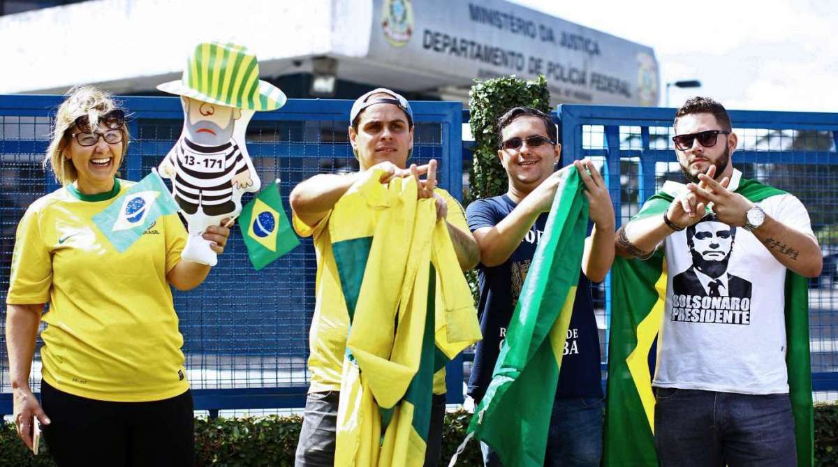 Manifestantes anti-Lula se concentram na Polícia Federal de Curitiba - AFP PHOTO / Heuler Andrey