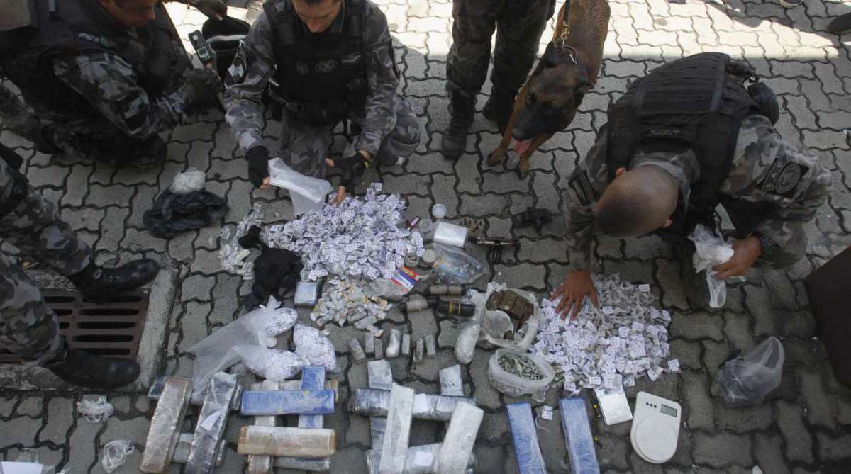 Os policiais apreenderam grande quantidade de drogas na ação - Severino Silva