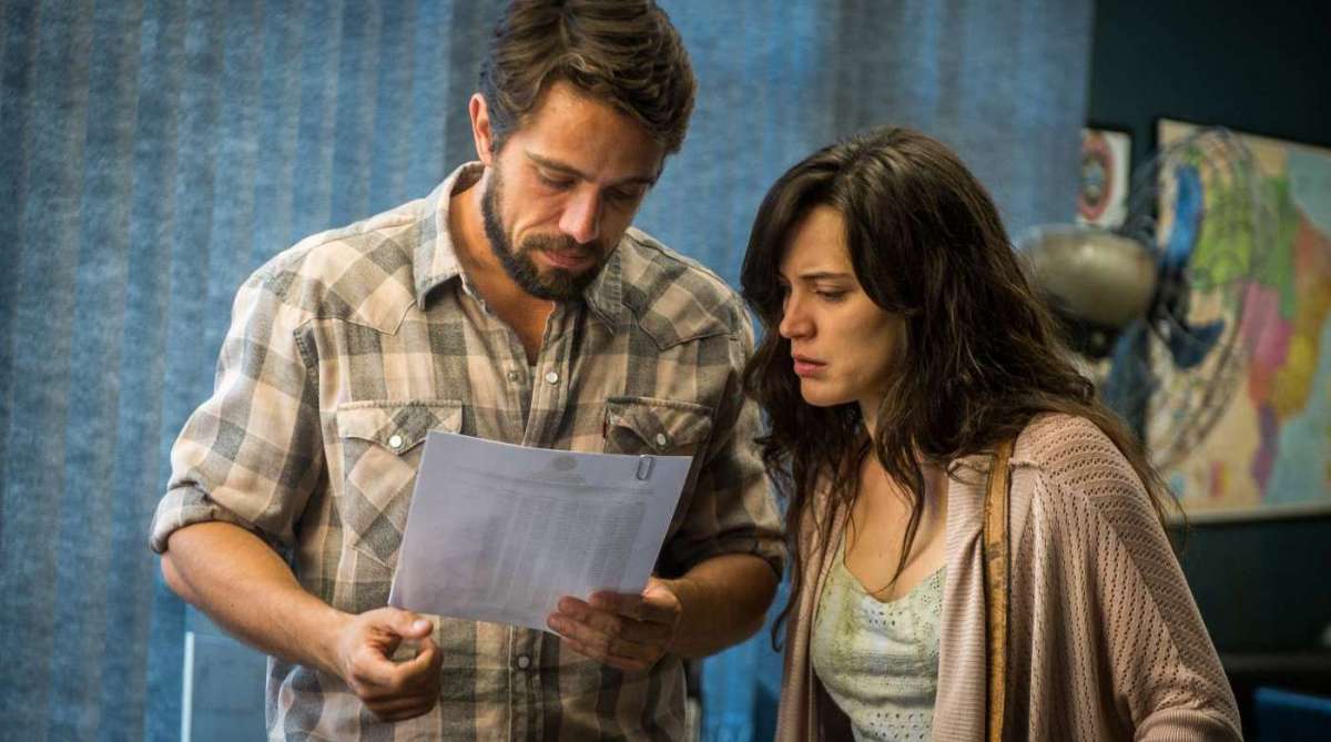 Renato (Rafael Cardoso) e Clara (Bianca Bin)