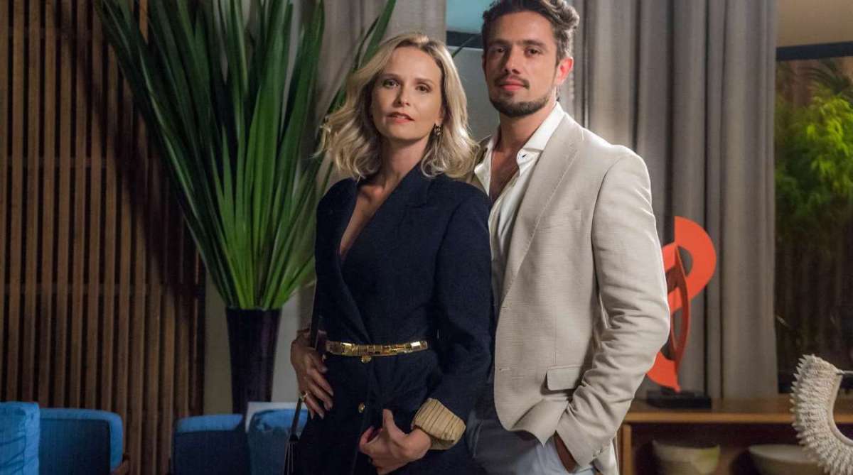 Renato (Rafael Cardoso) e Clara (Bianca Bin)