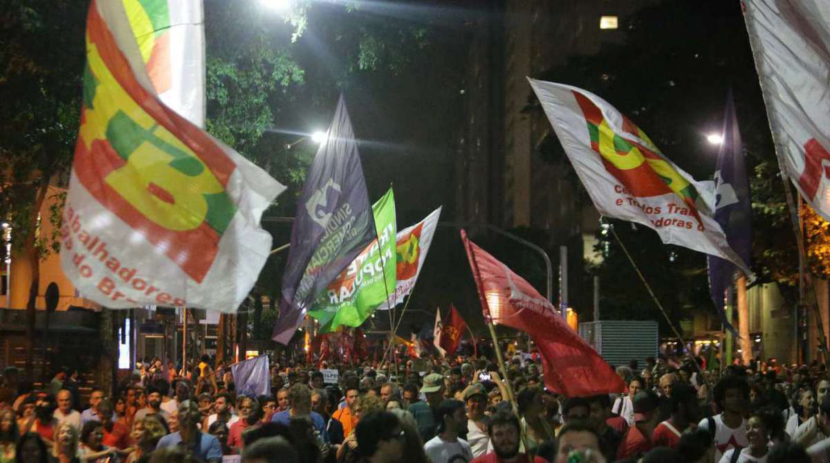 Manifestação contra pirsão de do Ex-Presidente Luiz Inácio Lula da Silva. O Protesto começou em frente a Igreja da Candelaria na Av. Presidente Vargas, Centro do Rio de JAneiro em direção a Cinelândia. Foto: Daniel Castelo Branco / Agência O Dia. ..Lula, PT, manifestação, prisão, Moro, Juiz, Policial Federal, Sindicato, Manifestantes, Lava, Jato,