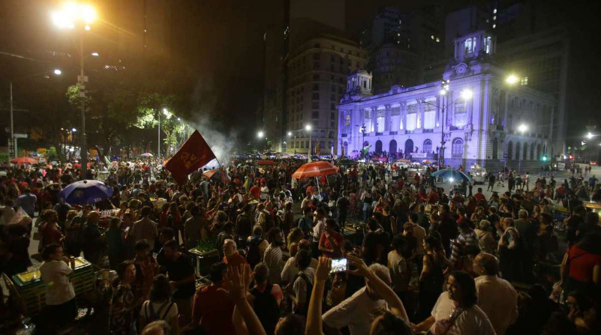 Manifestação contra pirsão de do Ex-Presidente Luiz Inácio Lula da Silva. O Protesto começou em frente a Igreja da Candelaria na Av. Presidente Vargas, Centro do Rio de JAneiro em direção a Cinelândia. Foto: Daniel Castelo Branco / Agência O Dia. ..Lula, PT, manifestação, prisão, Moro, Juiz, Policial Federal, Sindicato, Manifestantes, Lava, Jato,