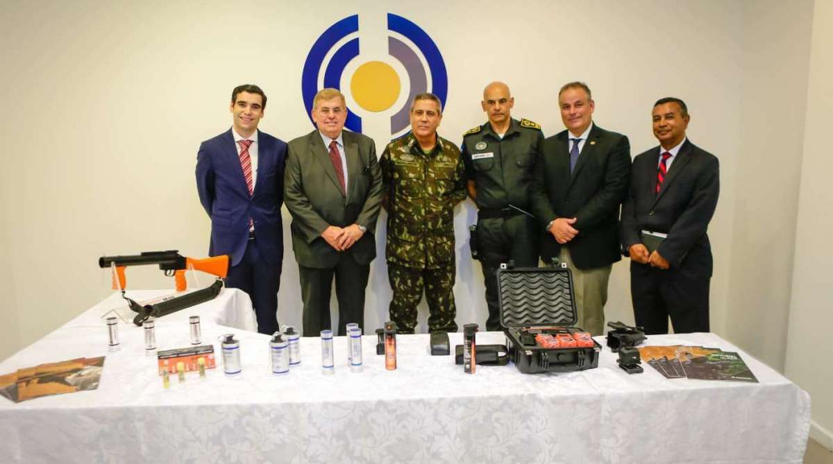 Gabinete de Intervenção Federal recebe doação de 16,5 mil equipamentos não-letais


 - Fotos: Sargento Francilaine e Antônio Pinheiro