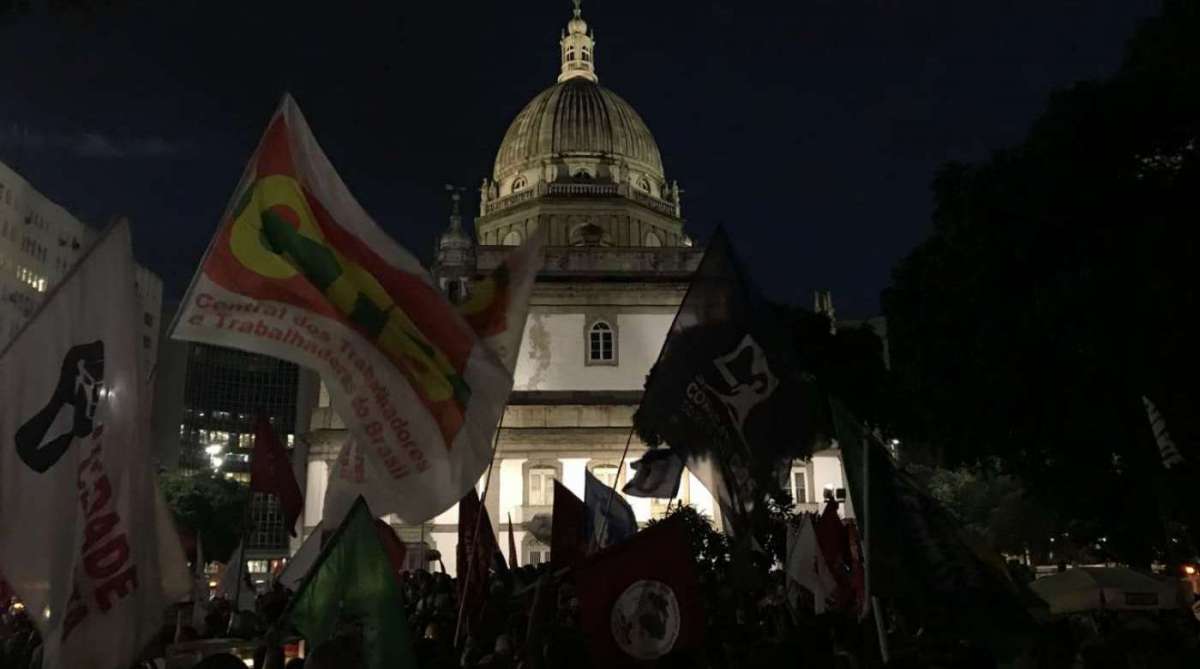 Manifestantes pró-Lula se reúnem no Centro do Rio - Daniel Castelo Branco / Agência O Dia