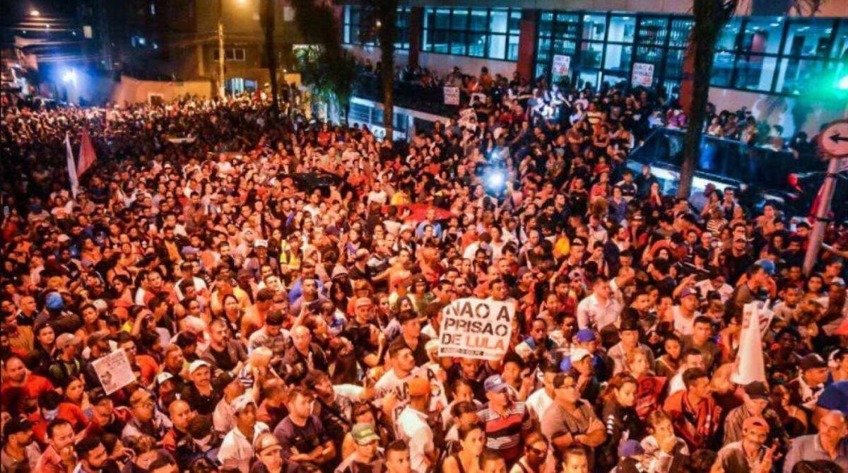 Militância se reúne em vigília ao ex-presidente Lula em São Bernardo, em São Paulo