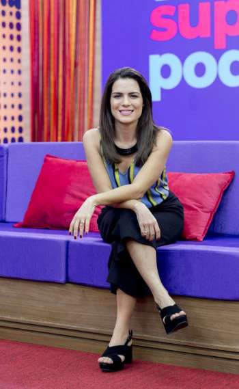 Nat�lia Leite, apresentadora do 'SuperPoderosas', da Band