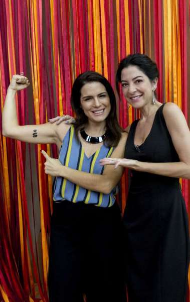 Nat&aacute;lia Leite e Ana Paula Padr&atilde;o nos bastidores do 'SuperPoderosas', da Band