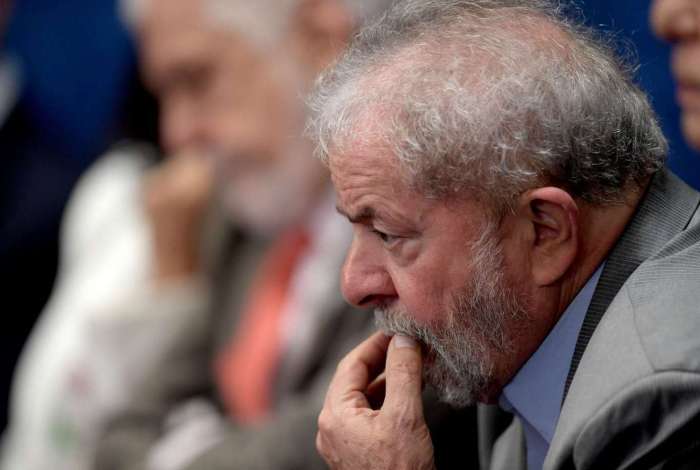 O ex-presidente Lula começou a cumprir a pena de 12 anos e um mês de reclusão na Superintendência da PF, em Curitiba