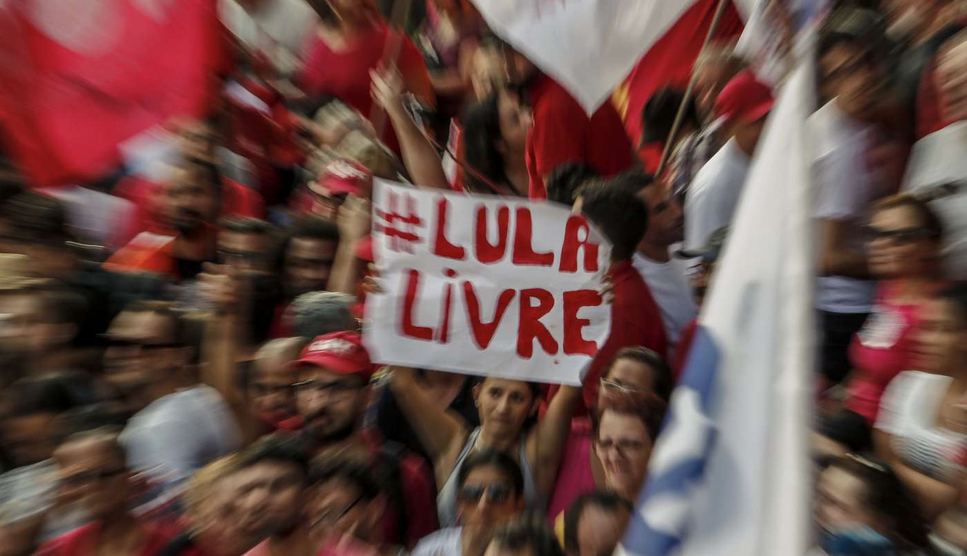 Apoiadores do ex-presidente Lula protestam do lado de fora do prédio do sindicato dos metalúrgicos em São Bernardo do Campo