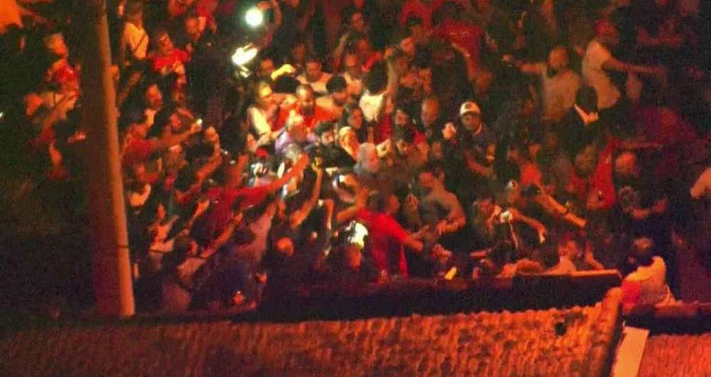 Lula deixou sindicato em meio a multidão