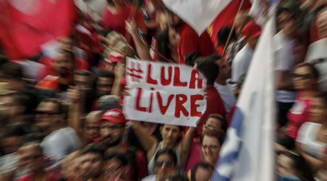 Apoiadores do ex-presidente Lula protestam do lado de fora do pr�dio do sindicato dos metal�rgicos em S�o Bernardo do Campo