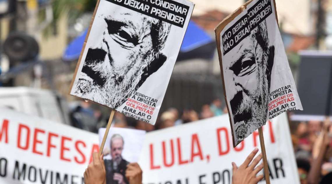 Apoiadores do ex-presidente Lula protestam do lado de fora do pr�dio do sindicato dos metal�rgicos em S�o Bernardo do Campo