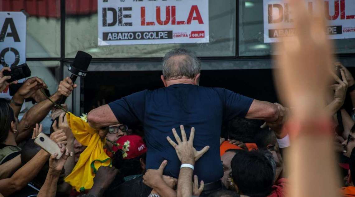 Lula é carregado nos ombros por apoiadores após discursar