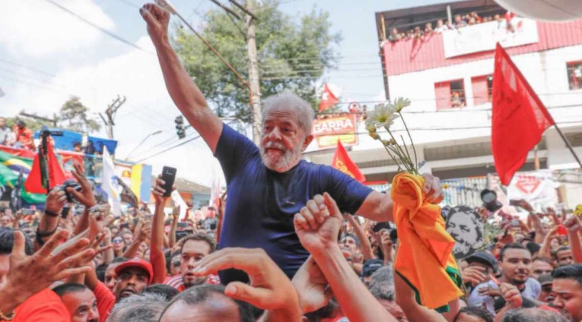 Lula é carregado nos ombros por apoiadores após discursar