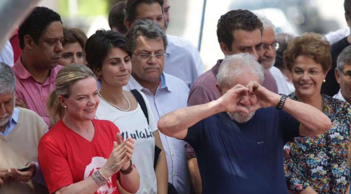 Ex-presidente Luiz Inácio Lula da Silva durante missa