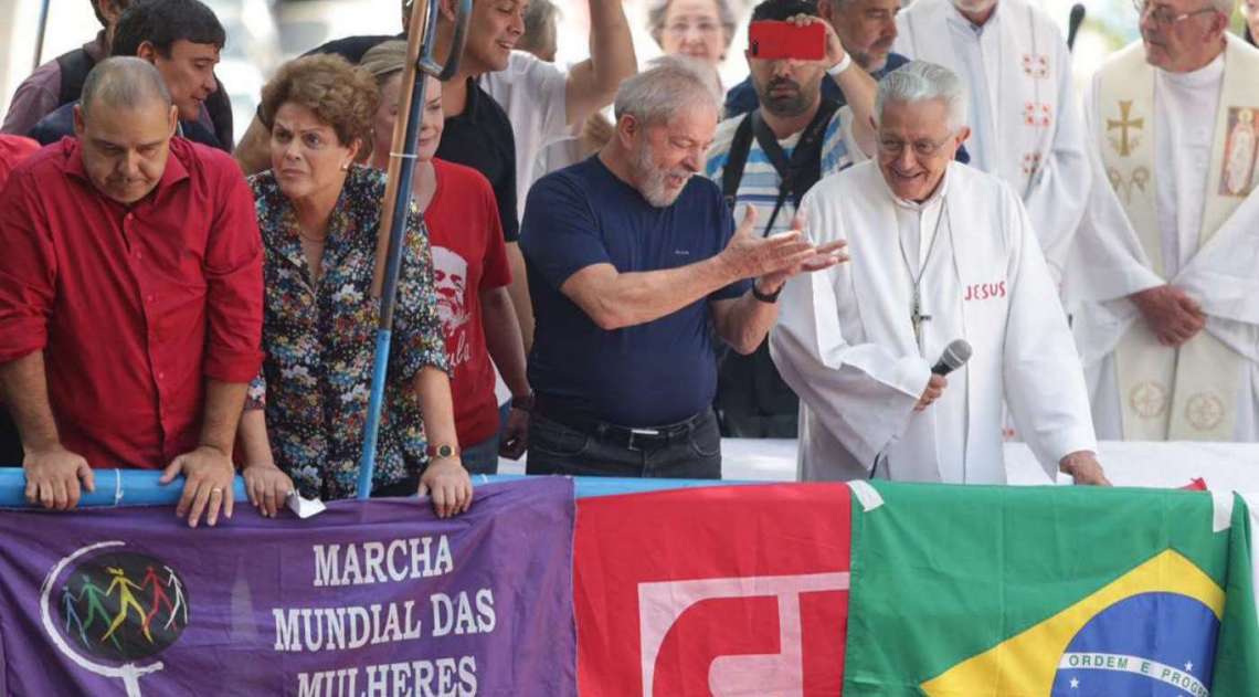 Ex-presidente Luiz Inácio Lula da Silva durante missa