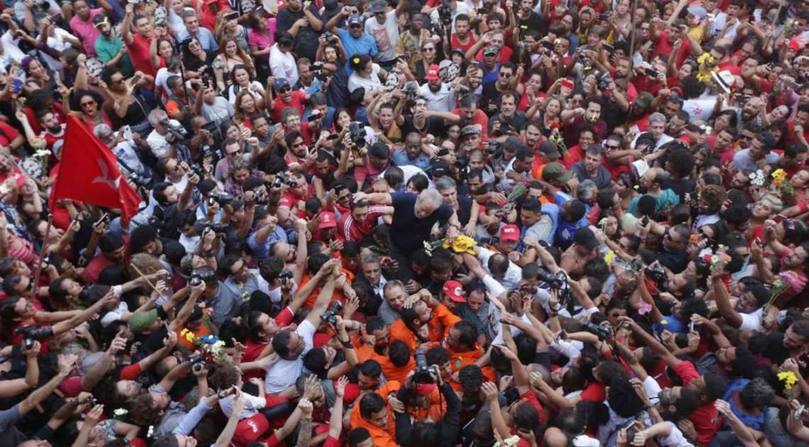 Lula é carregado nos ombros por apoiadores após discursar