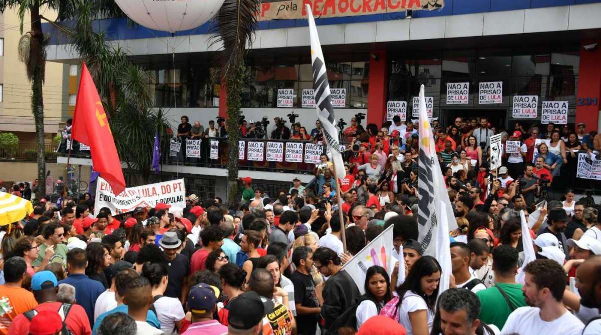 Simpatizantes marcaram presença do lado de fora do Sindicato dos Metalúrgicos, no Grande ABC