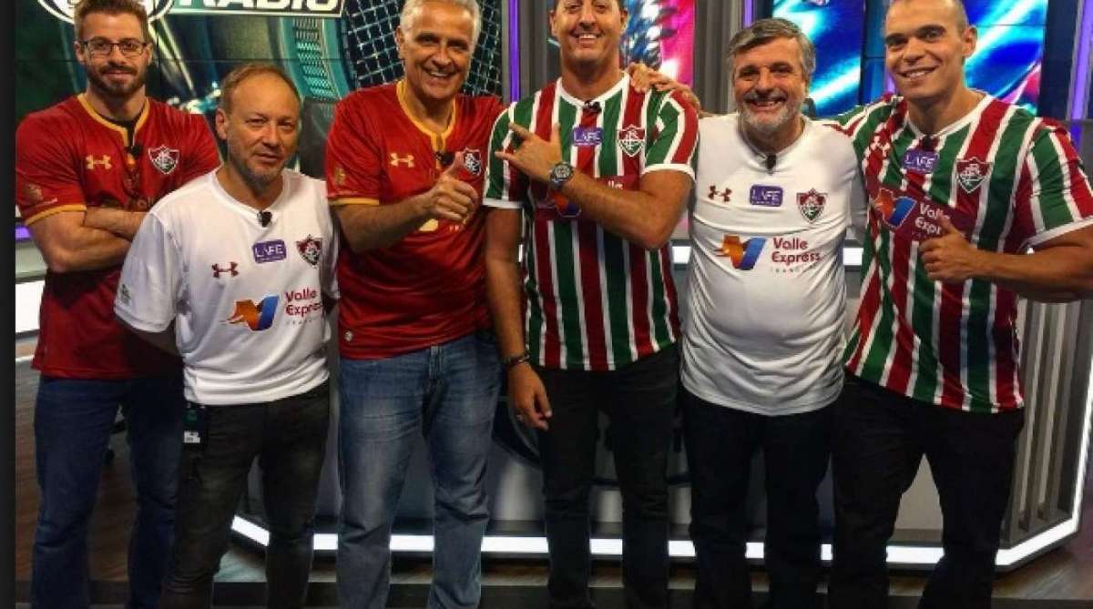 Benjamin Back e seus companheiros de bancada pagam aposta e vestem a camisa do Fluminense