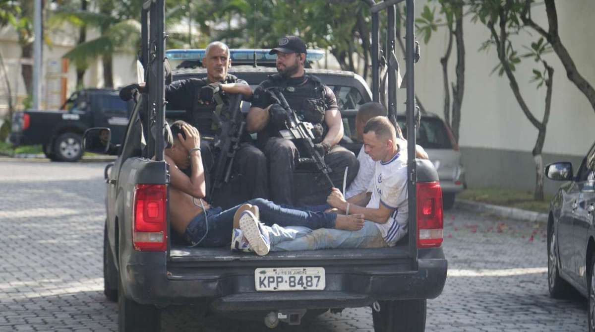 Cerca de 80 detidos em Santa Cruz na rua Fernanda foram levados para Cidade da Polícia na manhã deste sábado. Eles chegaram em dois ônibus acompanhados de policiais do Core. Segundo conversa de policiais civis dos 3 um quebrou o pé e serão presos por tentativa de homicídio, pois entraram em confronto com os policiais. Foto: Daniel Castelo Branco / Agência O Dia