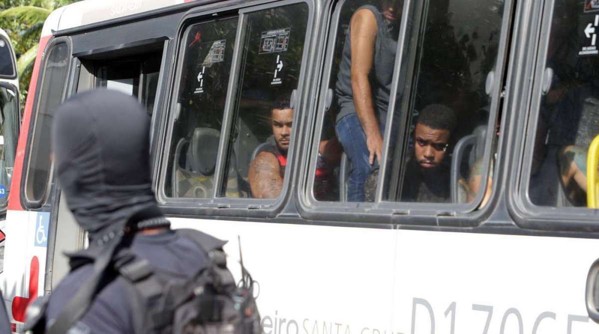 Cerca de 80 detidos em Santa Cruz na rua Fernanda foram levados para Cidade da Pol&iacute;cia na manh&atilde; deste s&aacute;bado. Eles chegaram em dois &ocirc;nibus acompanhados de policiais do Core. Segundo conversa de policiais civis dos 3 um quebrou o p&eacute; e ser&atilde;o presos por tentativa de homic&iacute;dio, pois entraram em confronto com os policiais. Foto: Daniel Castelo Branco / Ag&ecirc;ncia O Dia